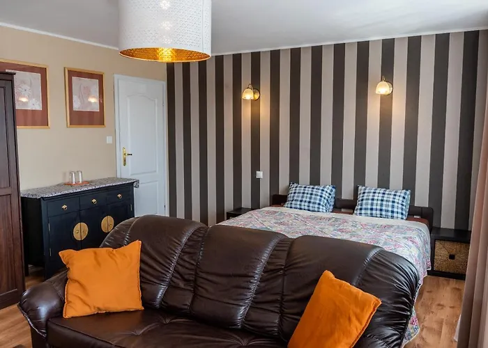 Gosciniec Skolimowka Restauracja I Ze Sniadaniem Na Kaszubach חמיילנו