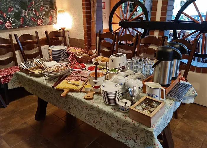 Hostel Gosciniec Skolimowka Restauracja I Ze Sniadaniem Na Kaszubach *