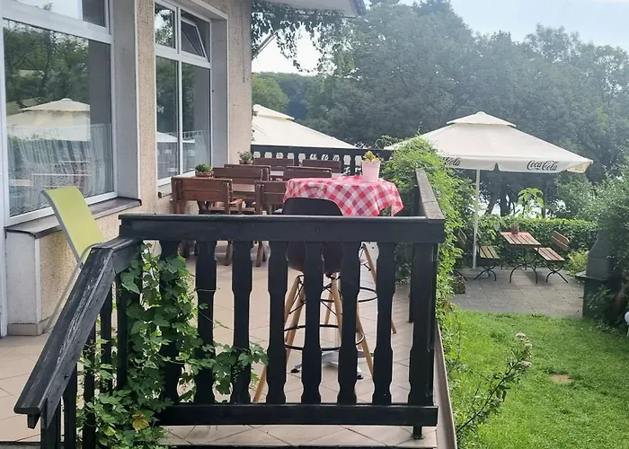 Gosciniec Skolimowka Restauracja I Ze Sniadaniem Na Kaszubach Hostel Chmielno